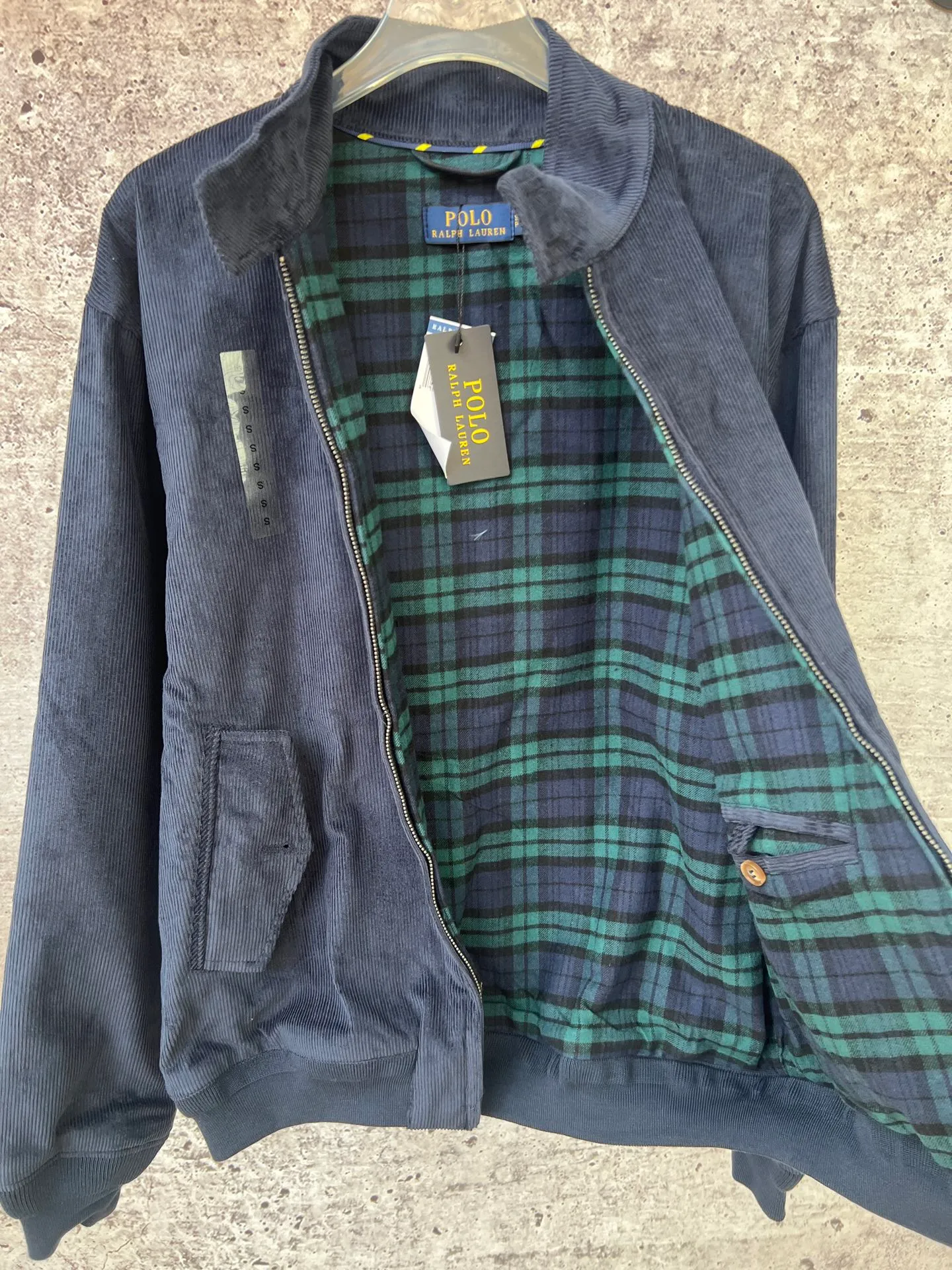 P330 Ralph Lauren autumn old-money style unisex Harrington corduroy jacket. The upper body of major celebrities and Internet celebrities is the same. The short and wide version of the corduroy fabric upper body is soft and comfortable. The inner plaid fabric is made of customized rental accessories and fine workmanship.